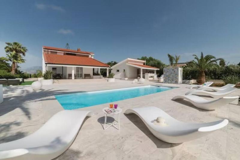 Villa delle Sterlizie con piscina e jacuzzi by Le Dhome Sicily