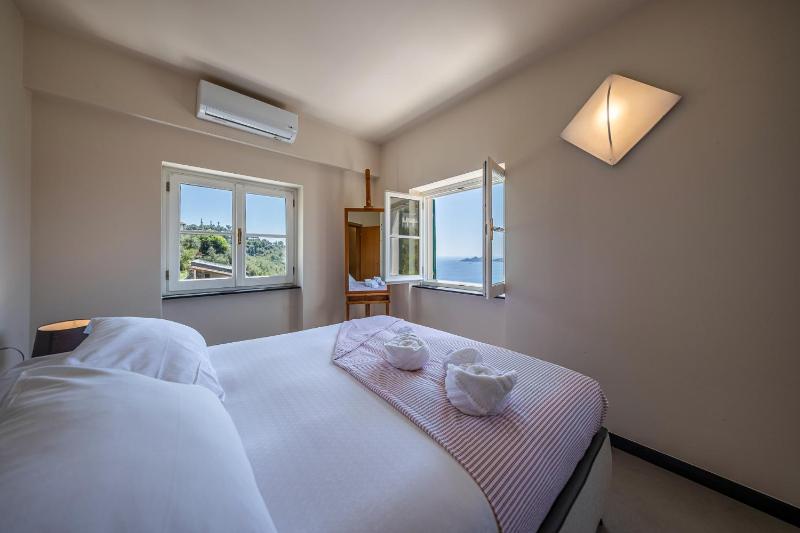 VILLA DUFOUR 1 Lusso, Spazio e Vista Mare