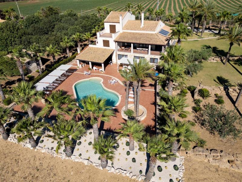 Villa Egadi, with swimming pool and tennis court