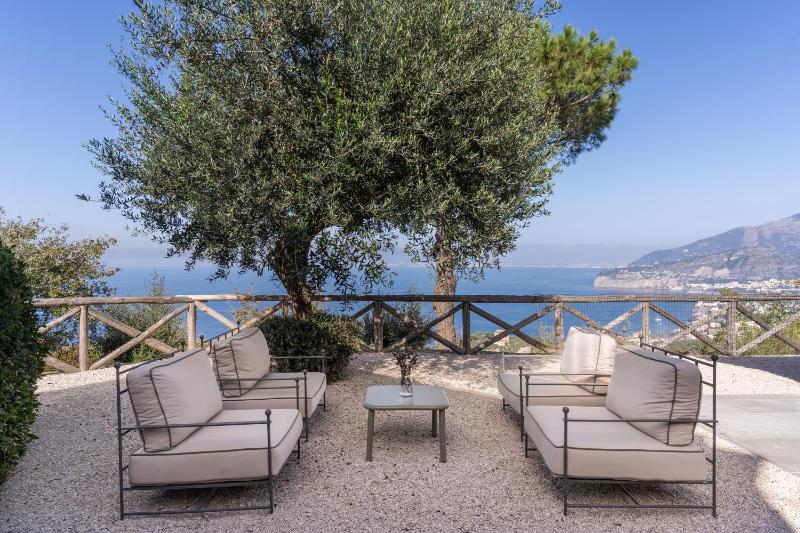 Villa Giulia Boutique Views Pool and Guest Services by Feeling Italy