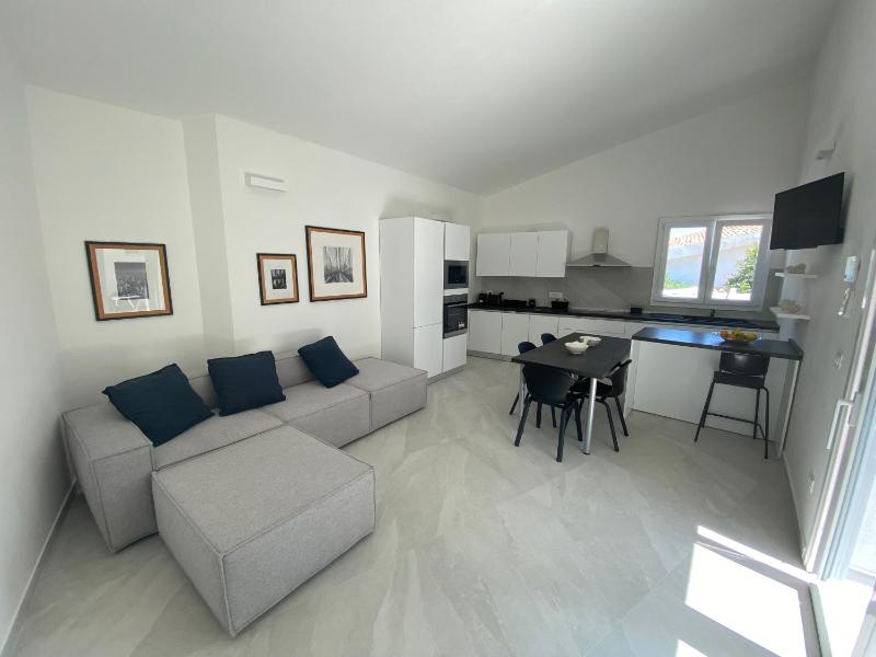 Villa Giuliana Luxury Home: piscina, solarium, barbecue. A pochi passi dal mare