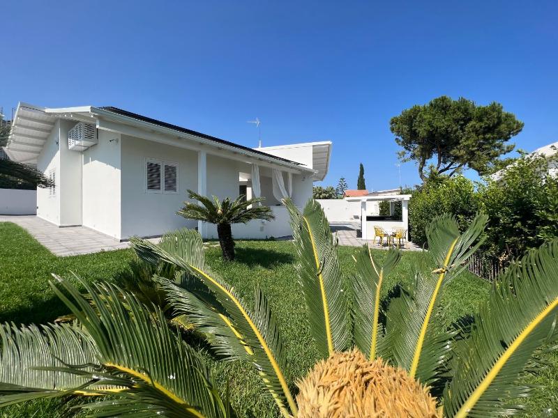 Villa Giuliana Luxury Home: piscina, solarium, barbecue. A pochi passi dal mare