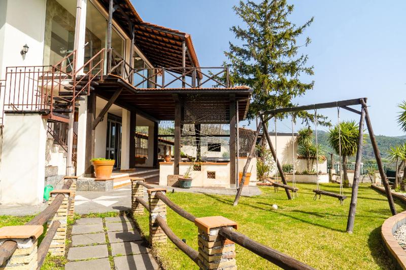 Villa immersa nel verde dell Etna