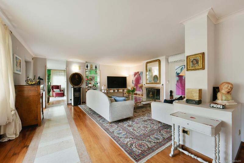 Villa Isidoro ampio parco ,piscina privata, arte e giochi , fitness