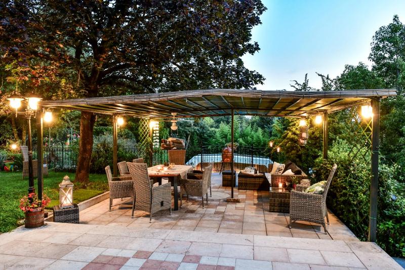 Villa Isidoro ampio parco ,piscina privata, arte e giochi , fitness