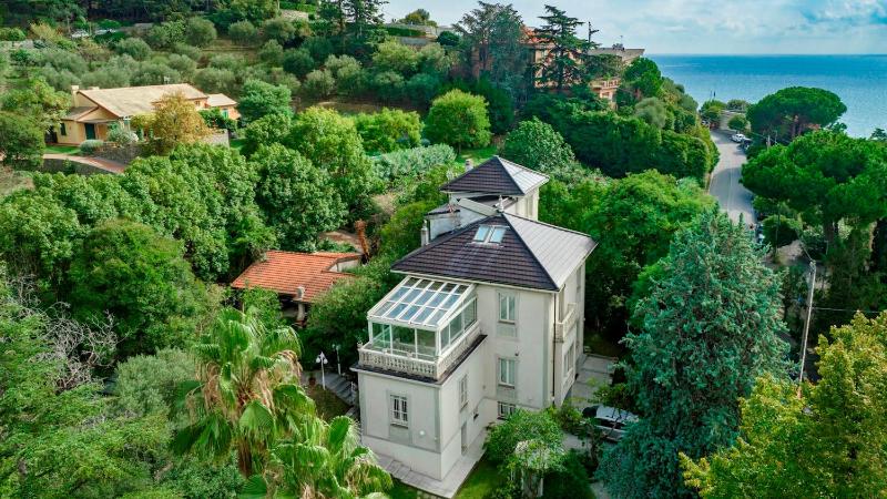 VILLA LIBERTY ALBISOLA 6&2, Emma Villas