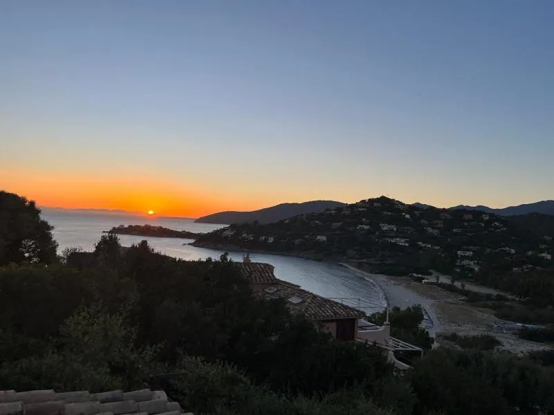 VILLA VITTORIA with LARGE PRIVATE HEATED SWIMMING POOL COMPLETE with JACUZZI FOR EXCLUSIVE USE , SEA and BEACH VIEW, 150 METERS FROM THE BEACH, POOL SURFACE 60 mq , 645 sq ft, POOL DEPTH 140 cm ,55 inches, PARKING AND WIFI FREE