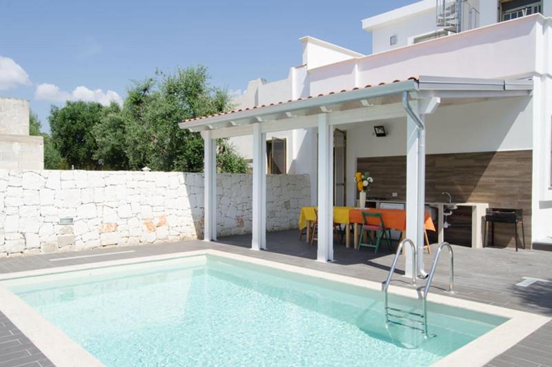 Villa Maria con Piscina nel Boomerang Village a Torre Colimena