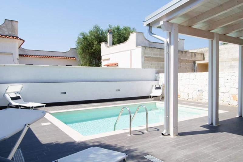 Villa Maria con Piscina nel Boomerang Village a Torre Colimena