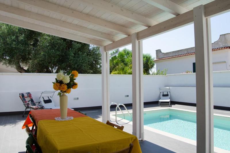 Villa Maria con Piscina nel Boomerang Village a Torre Colimena