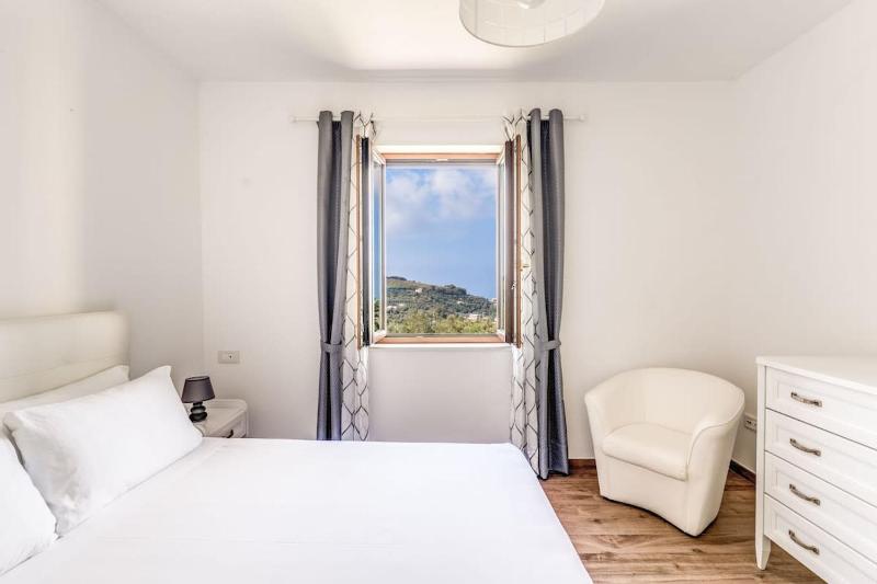 Villa Mimosa Rustic Elegance Views & Pool