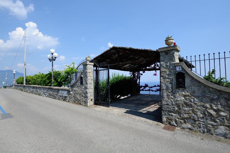 Villa Miramare, piscina e parcheggio a Conca dei Marini