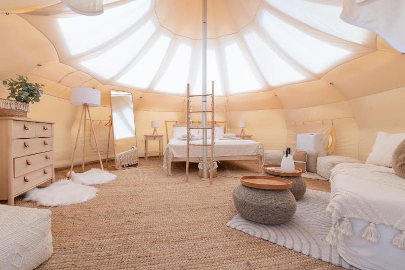VILLA OSTUNI ONE mit Pool, Gästehaus & Glamping