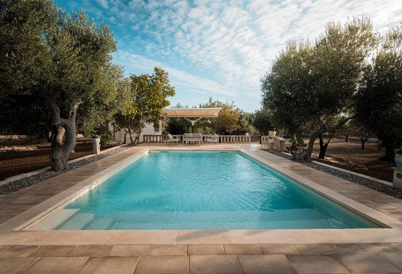 VILLA OSTUNI ONE mit Pool, Gästehaus & Glamping
