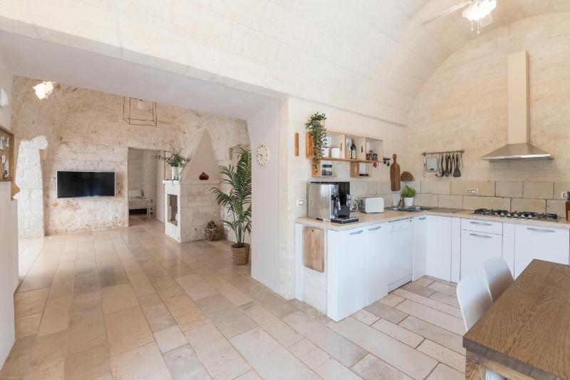 VILLA OSTUNI ONE mit Pool, Gästehaus & Glamping