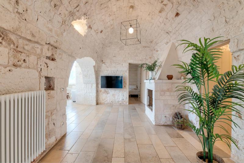 VILLA OSTUNI ONE mit Pool, Gästehaus & Glamping