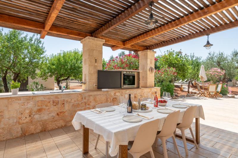 VILLA OSTUNI ONE mit Pool, Gästehaus & Glamping
