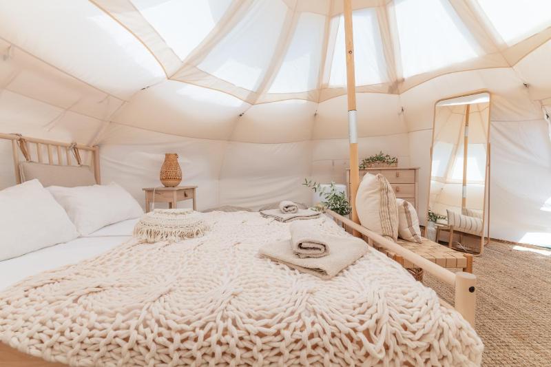 VILLA OSTUNI ONE mit Pool, Gästehaus & Glamping