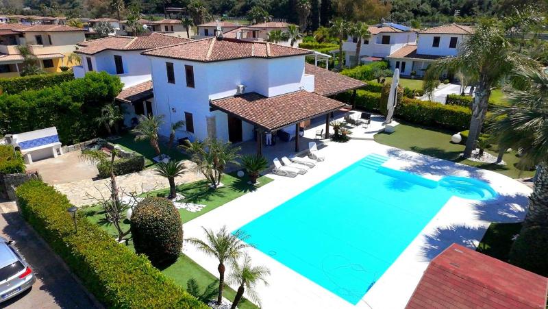Villa Oxidiana with pool and garden