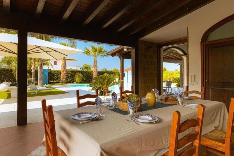 Villa Oxidiana with pool and garden