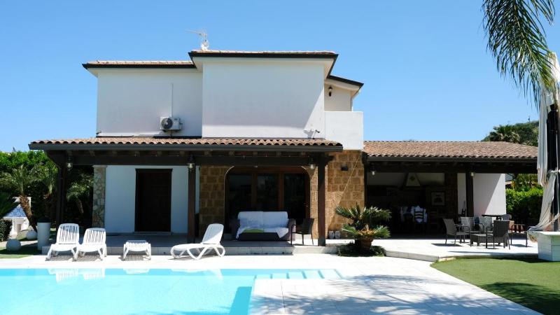 Villa Oxidiana with pool and garden