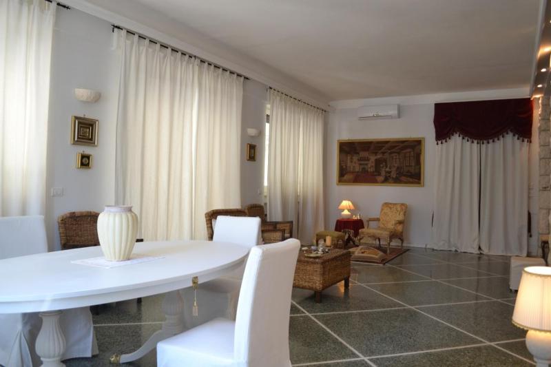 Villa panoramica con piscina