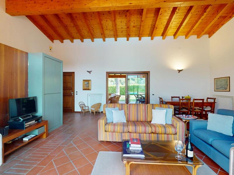 Villa Paradiso by Bookinggardalake
