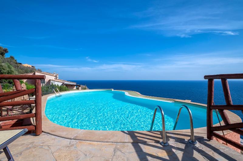 Villa Patty with infinity pool in front of the sea, parking and wifi