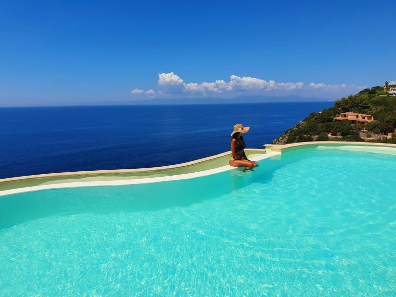 Villa Patty with infinity pool in front of the sea, parking and wifi