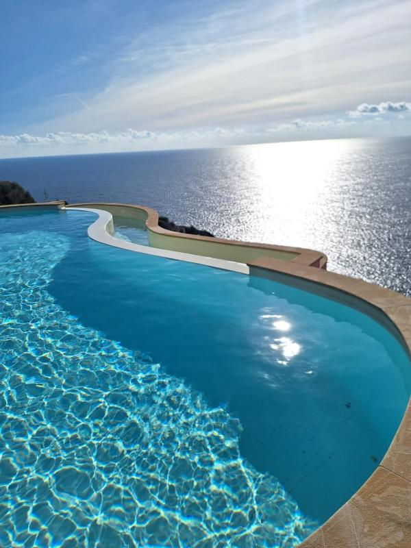 Villa Patty with infinity pool in front of the sea, parking and wifi