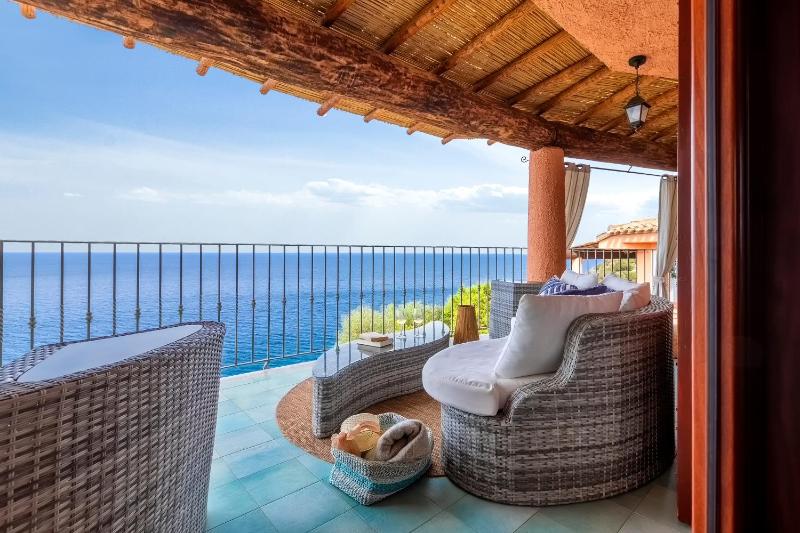 Villa Patty with infinity pool in front of the sea, parking and wifi