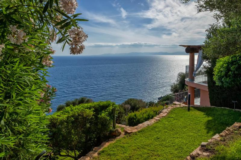 Villa Patty with infinity pool in front of the sea, parking and wifi