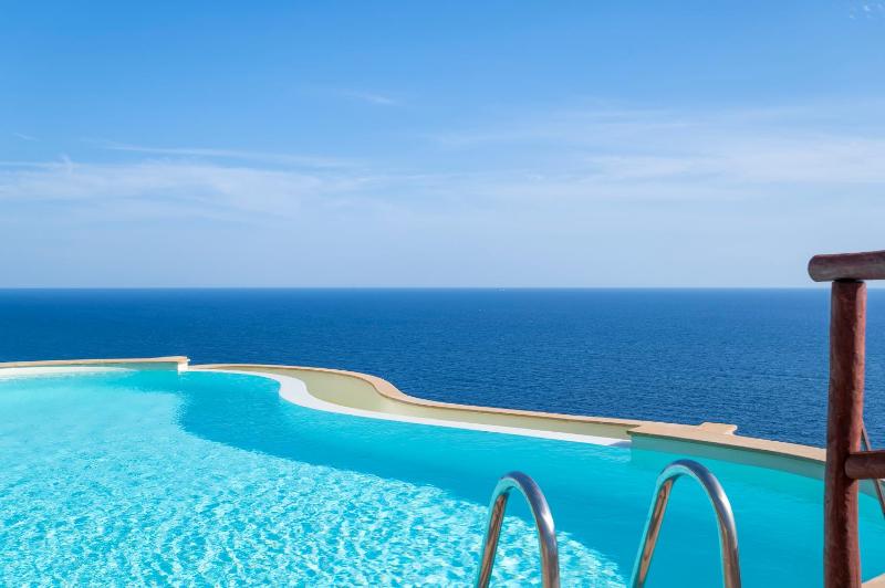 Villa Patty with infinity pool in front of the sea, parking and wifi