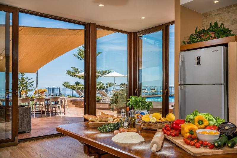 VILLA PROVENZA 12&4, Emma Villas