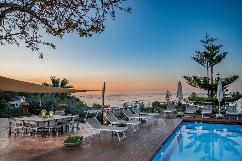 VILLA PROVENZA 12&4, Emma Villas