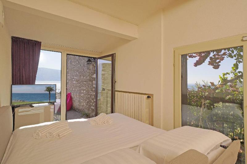 Villa Rachele: stunning luxury villa in centre Gargnano with private pool and breathtaking views