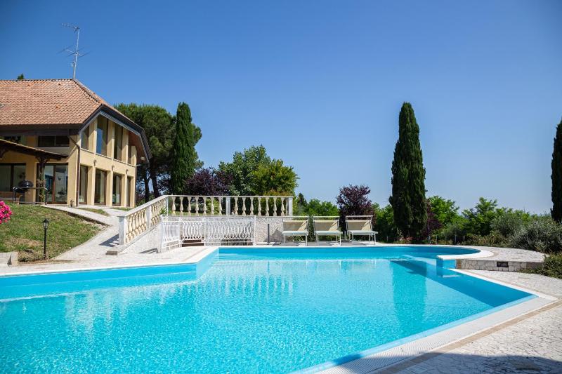 Villa Rolls - Porzione di Villa con piscina,giardino e parcheggi