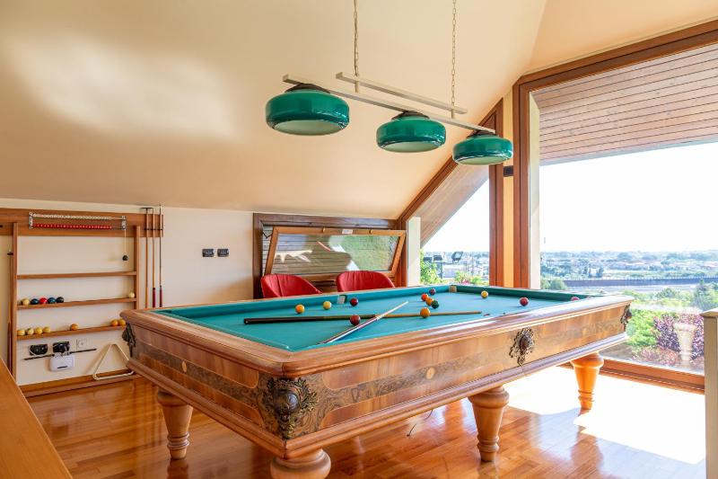 Villa Rolls - Porzione di Villa con piscina,giardino e parcheggi