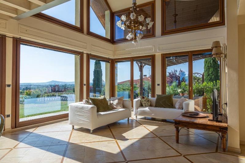 Villa Rolls - Porzione di Villa con piscina,giardino e parcheggi