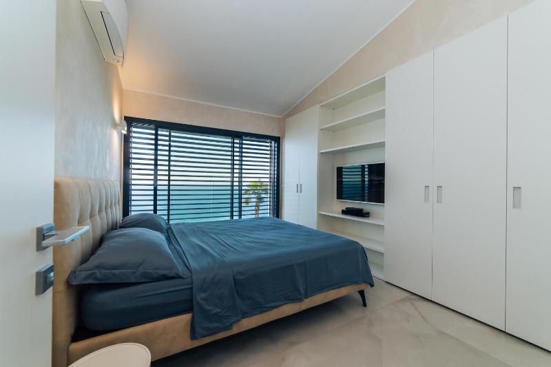Villa Sabrina Riviera dei Fiori a Picco sul Mare con Piscina Privata ,WELLNESS & SPA