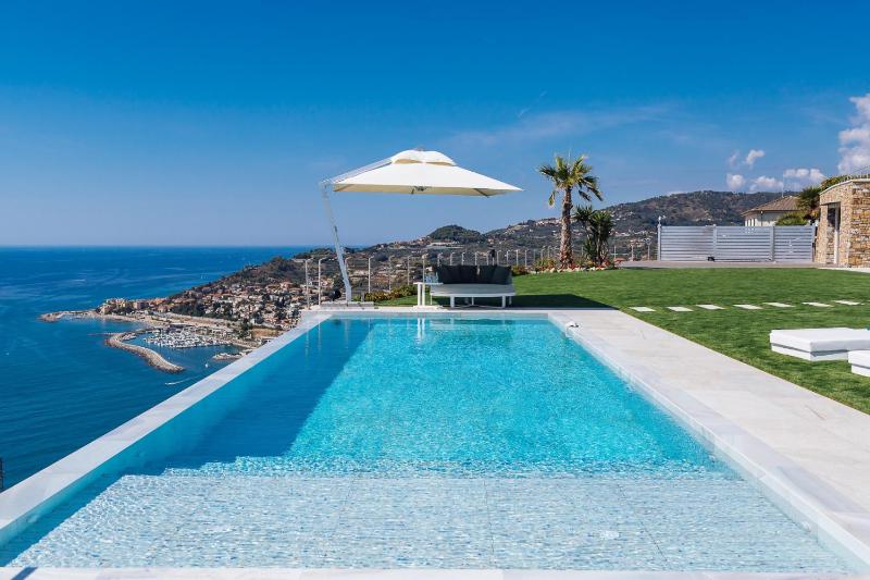 Villa Sabrina Riviera dei Fiori a Picco sul Mare con Piscina Privata ,WELLNESS & SPA