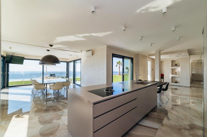 Villa Sabrina Riviera dei Fiori a Picco sul Mare con Piscina Privata ,WELLNESS & SPA