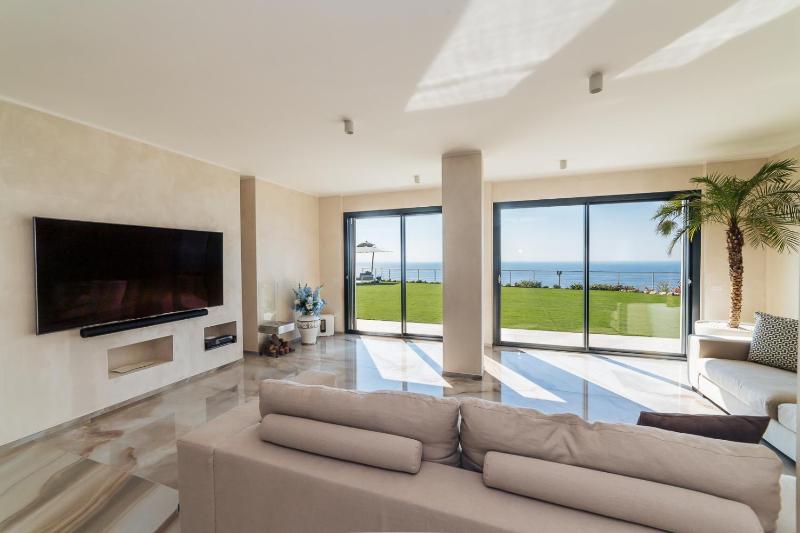 Villa Sabrina Riviera dei Fiori a Picco sul Mare con Piscina Privata ,WELLNESS & SPA