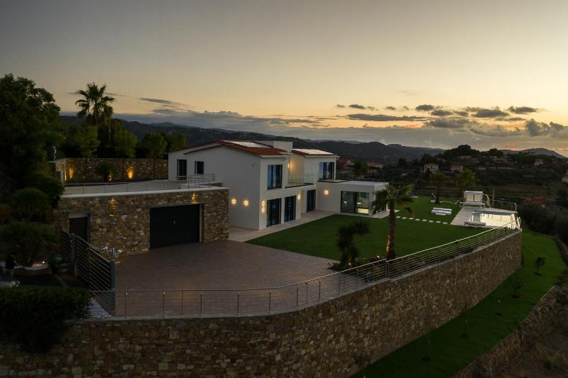 Villa Sabrina Riviera dei Fiori a Picco sul Mare con Piscina Privata ,WELLNESS & SPA