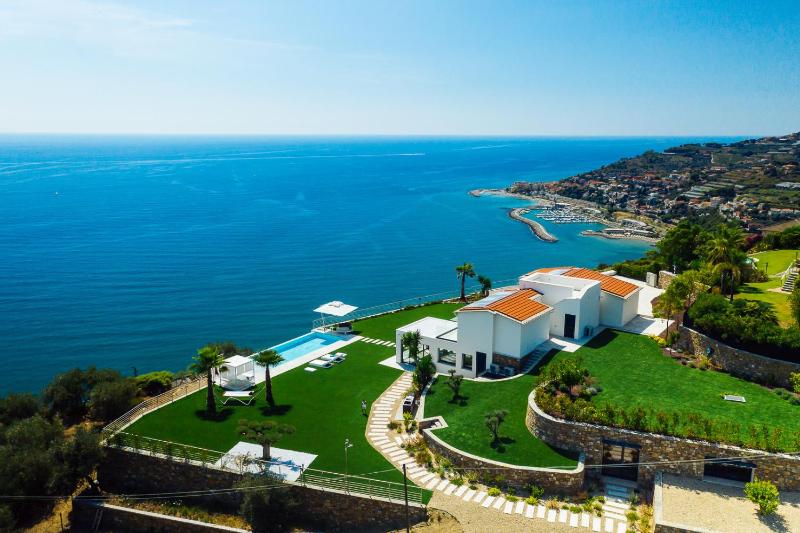 Villa Sabrina Riviera dei Fiori a Picco sul Mare con Piscina Privata ,WELLNESS & SPA