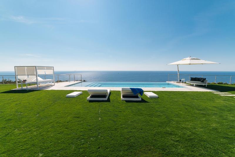 Villa Sabrina Riviera dei Fiori a Picco sul Mare con Piscina Privata ,WELLNESS & SPA
