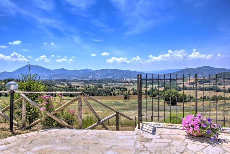 Villa San Lorenzo - Hilltop Villa With Private Pool, Jacuzzi & AirCO