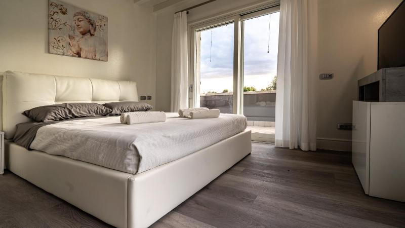 Villa Sirmione Front Lake