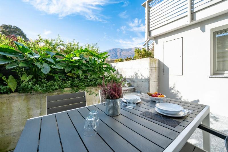 Villa Sunset - Luxury property with pool & large private garden and parking, few steps from the beach, ideal for singles, couples and a family