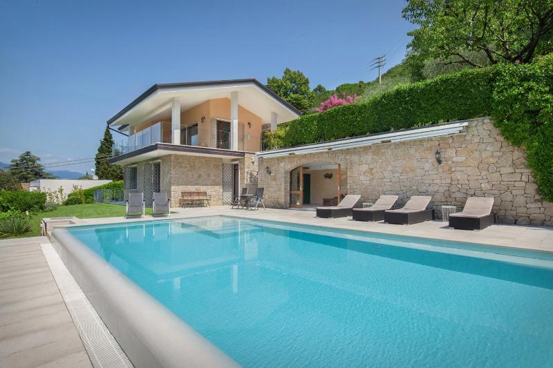 Villa Sybille With Pool And Lake View